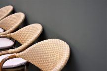 Comment intégrer un fauteuil en rotin dans une pièce de style bohème : astuces pour créer une ambiance naturelle et décontractée